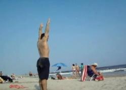 バランスボール　フィットネス　海　砂浜　体操