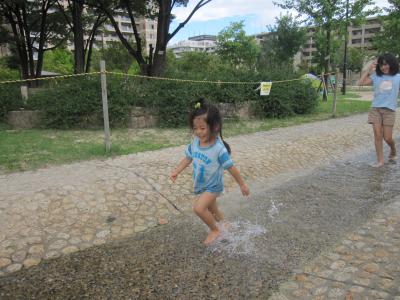 公園で水遊び１