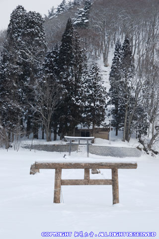 桧原湖上から望む厳冬期の大山祇神社