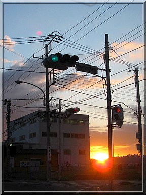 交差点の夕陽