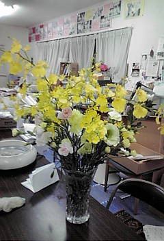 告別式終わって、花を。事務所に。デジカメまたまた行方不明。携帯で