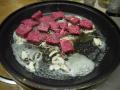 さいころに切った肉を入れ、塩、胡椒をしてころころ焼きます