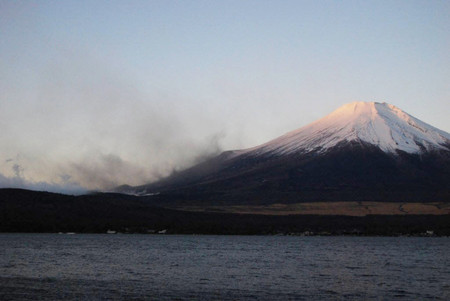 雑記帳　謎の黒い砂、正体は富士山の火山灰　神奈川