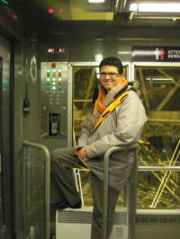 エッフェル塔のエレベーターの係員さんです。私の写真を撮ってくれました。そのお礼に～