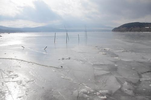 山中湖が凍っています！01