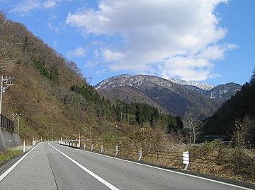 立山への道
