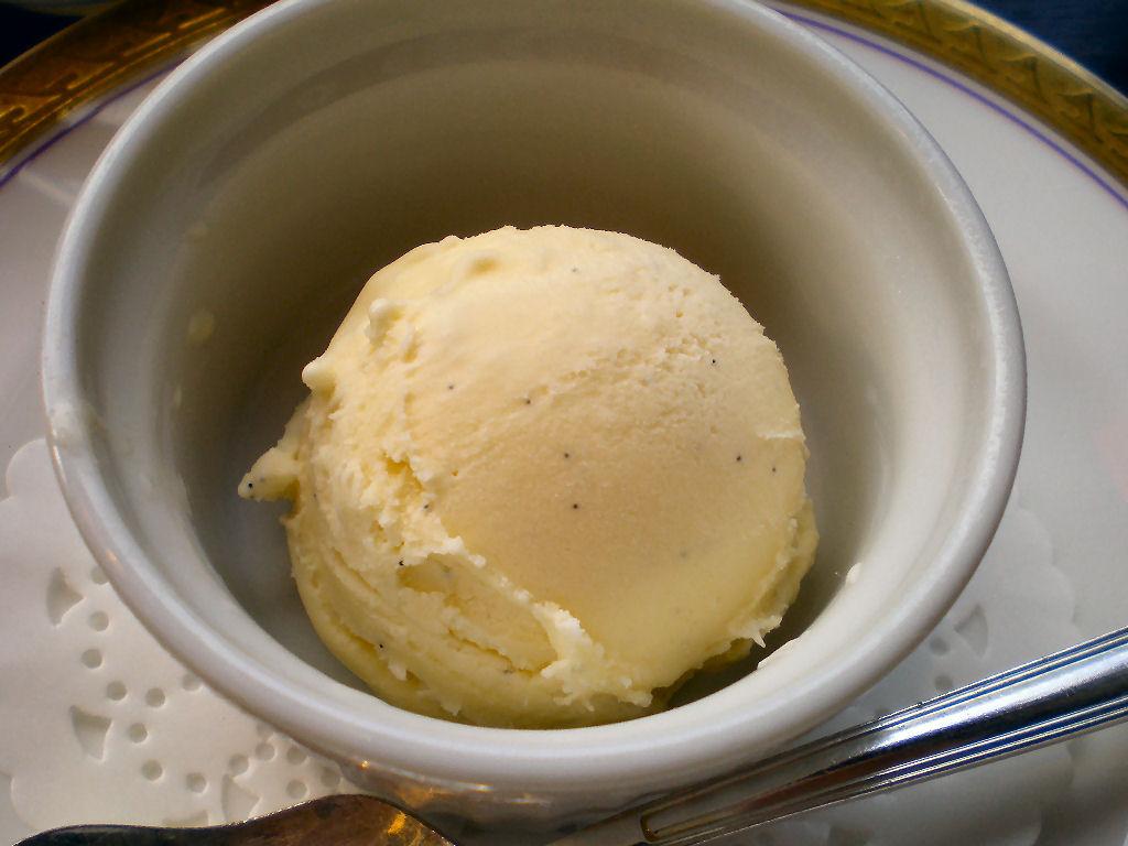 無料 許可不要のフリー写真素材 小さなココット皿に入ったバニラアイスクリーム