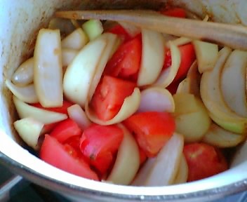 玉ねぎ、トマト、エリンギ、小松菜の順に炒める