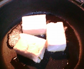 焼き豆腐海老あんかけ・ごま油で焼く