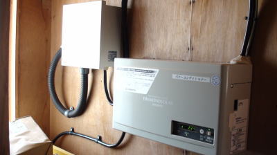 伸和工業太陽光発電工事　パワーコンディショナーと接続箱