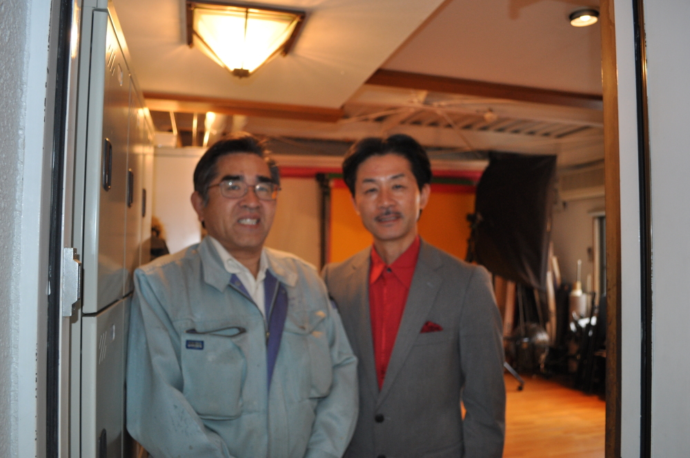 白坂春光先生（右）とお客様担当者村上忠雄（左）