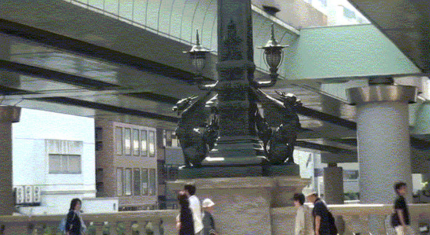日本橋の真ん中にいる翼を持っている麒麟の像